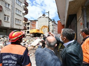 İstanbul Valisi Ali Yerlikaya, çöken 5 katlı binada incelemelerde bulundu