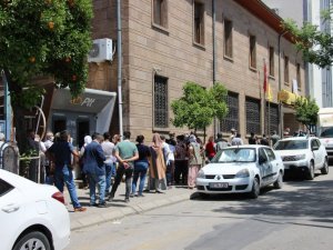 PTT önündeki işlem kuyruğu uzadıkça uzadı, ekipler müdahale etti