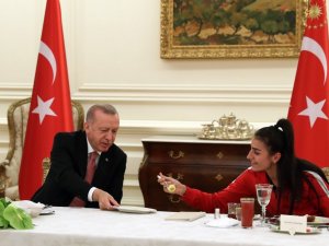 Cumhurbaşkanı Erdoğan, sporcularla iftar yaptı
