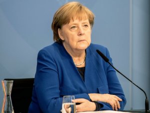 Merkel, Covid-19 aşılarının fikri mülkiyet hakları konusunda Uğur Şahin’le görüştü