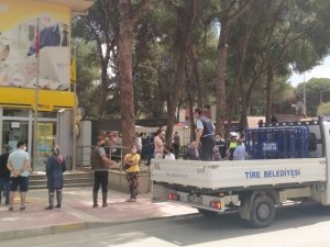 İzmir’de PTT önünde kalabalığa bariyerli önlem