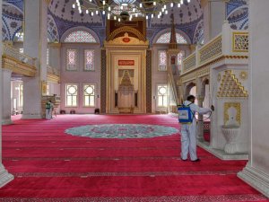 Esenyurt’ta Kadir Gecesi öncesi camiler dezenfekte edildi