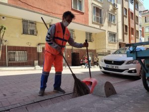 Zeytinburnu’nda bir temizlik görevlisi bina yıkılmadan önce çevredekileri uzaklaştırmış