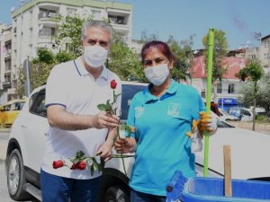 Kuşadası Belediyesi’nden Anneler Günü’nde binlerce kırmızı gül