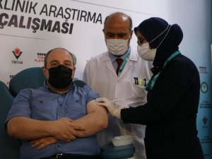 Bakan Varank gönüllü olduğu VLP aşının ilk dozundan 20 gün sonra ikinci dozunu yaptırdı