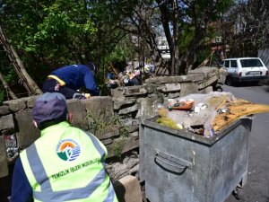 Tuzla’da bahçesinde biriktirdiği 16 ton çöpün alınmasını gözleri dolarak izledi