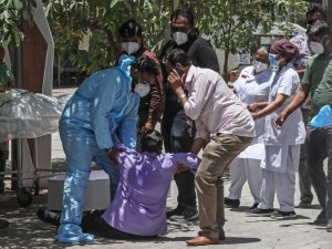 Hindistan’da salgında yeni rekor: son 24 saatte 4 bin 187 ölüm