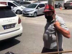 Çöpleri dans ederek toplayan temizlik işçisi süpürgesiyle şov yaptı