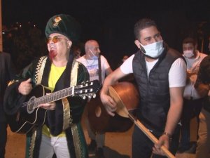 İzmirli sanatçılar vatandaşları orkestra ile sahura kaldırdı