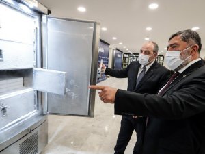 Bakan Varank, 140 bin doz aşıyı saklayabilen buzdolabının üretildiği fabrikayı inceledi