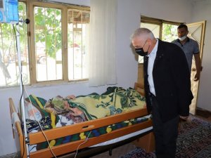 Başkan Bilgin Anneler Günü’nde yaşlı bir teyzeyi sevindirdi