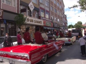 Fatih’te Anneler Günü’ne özel 15 bin çiçek dağıtıldı