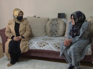 Başkan Şeyma Döğücü engelli anneyi evinde ziyaret etti