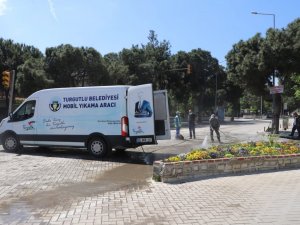 Atatürk Bulvarında temizlik mesaisi