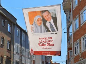 Beyoğlu sokakları şehit annelerinin fotoğraflarıyla donatıldı