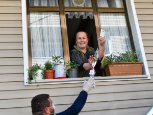 Esenyurtlu annelerin sepetleri güllerle doldu