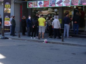 Kartal’da ucuz tatlıyı görenler koronayı unutup kuyruğa girdi