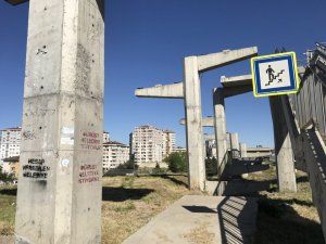 İstanbul’da engelli rampası olmayan üst geçit için “Dürüst belediye istiyoruz” tepkisi