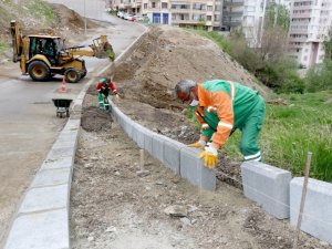 Tam kapanmada renkli kaldırım mesaisi