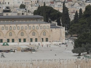 İsrail güçleri, Mescid-i Aksa’da Filistinlilere müdahalesini sürdürüyor