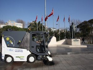 Kartal Belediyesi, temizlik hizmetlerine ‘tam kapanma’da hız kesmeden devam ediyor