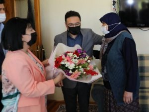 Vali Çiçek huzurevinde kalan anneler ile şehit annelerini unutmadı