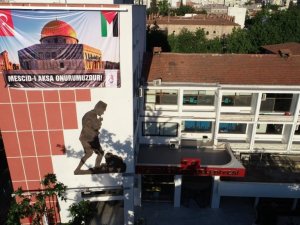 Şehzadeler Belediyesinden posterli ve bayraklı tepki