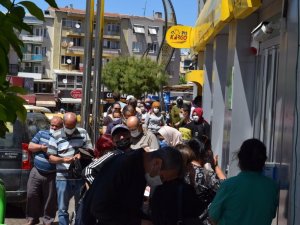 PTT şubesi önünde uzun kuyruk: "Korkumdan kuyruktan geri çıktım"