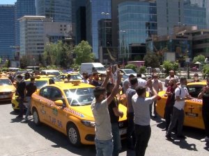 Taksiciler konsolosluk önünde İsrail’i protesto etti