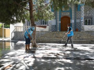 Kuşadası Belediyesi’nden camilerde bayram temizliği