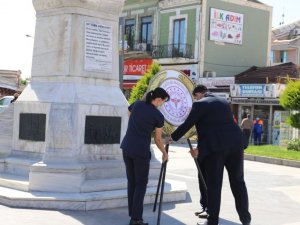 Ebe ve Hemşireler Haftası çelenk sunma töreni düzenlendi