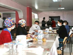 Vali Arslantaş, sağlık çalışanları ile sahur yaptı