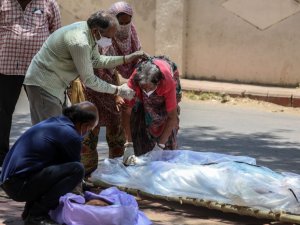 Hindistan’da salgında yeni rekor: son 24 saatte 4 bin 205 ölüm