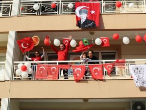 Gaziemir’in balkonlarında bayram coşkusu