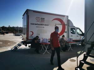 Kuşadası’nda vatandaşlar kan bağış aracına  akın etti