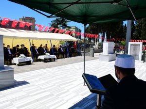 Şehitliğe bayram ziyareti