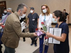 Başkan Aktaş’tan hemşirelere karanfilli kutlama