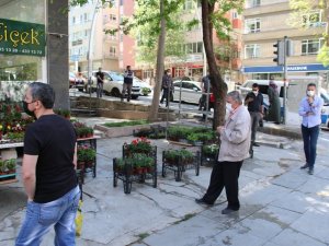 Başkentte ucuz baklava almak için vatandaşlar metrelerce kuyruk oluşturdu