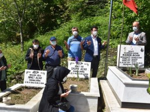 Arefe günü şehit mezarını ziyaret ettiler