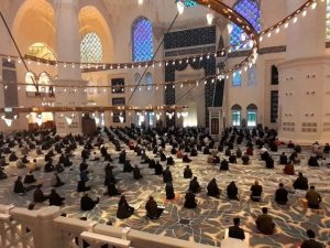 Büyük Çamlıca Camii’nde korona virüs tedbirleriyle bayram namazı kılındı
