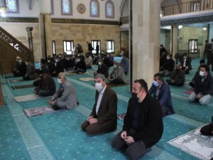 Malazgirt’te bayram namazı pandemi tedbirleri ile kılındı