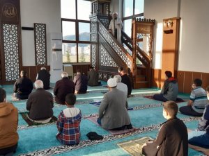 Sosyal mesafeli bayram namazı