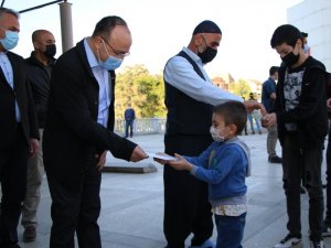 Bayram namazı sonrası vali uyardı, şeker yerine virüs ikram etmeyin