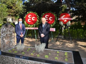 Devlet Bahçeli, bayramın ilk gününde Alparslan Türkeş’in kabrini ziyaret etti