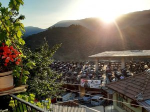 Tarihi köyde bayram namazı açık alanda kılındı