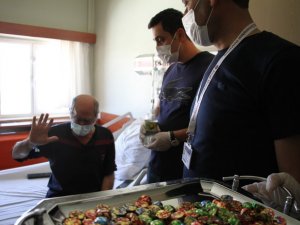 Hıdır Amca, hastanede bayramını kutlamaya gelen sağlıkçıları görünce gözyaşlarına hakim olamadı