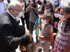 Vali Köşger, depremzedelerle bayramlaştı