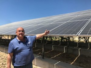 Buldan’da çiftçiler güneşten yararlanarak bahçelerini suluyor