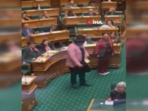 Maorili vekil haka dansı yaptı, parlamento toplantısından atıldı