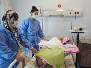 Koronaya yakalanan ikizler annesine kavuştu